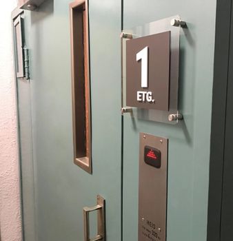 Hovedbilde Taktile etasjeskilt med avstandsstykker